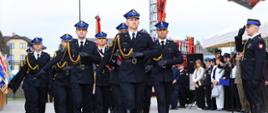Wojewódzkie Obchody Dnia Strażaka połączone z uroczystym otwarciem Jednostki Ratowniczo-Gaśniczej Komendy Miejskiej PSP w Białymstoku - kompania honorowa maszeruje krokiem defiladowym przez plac