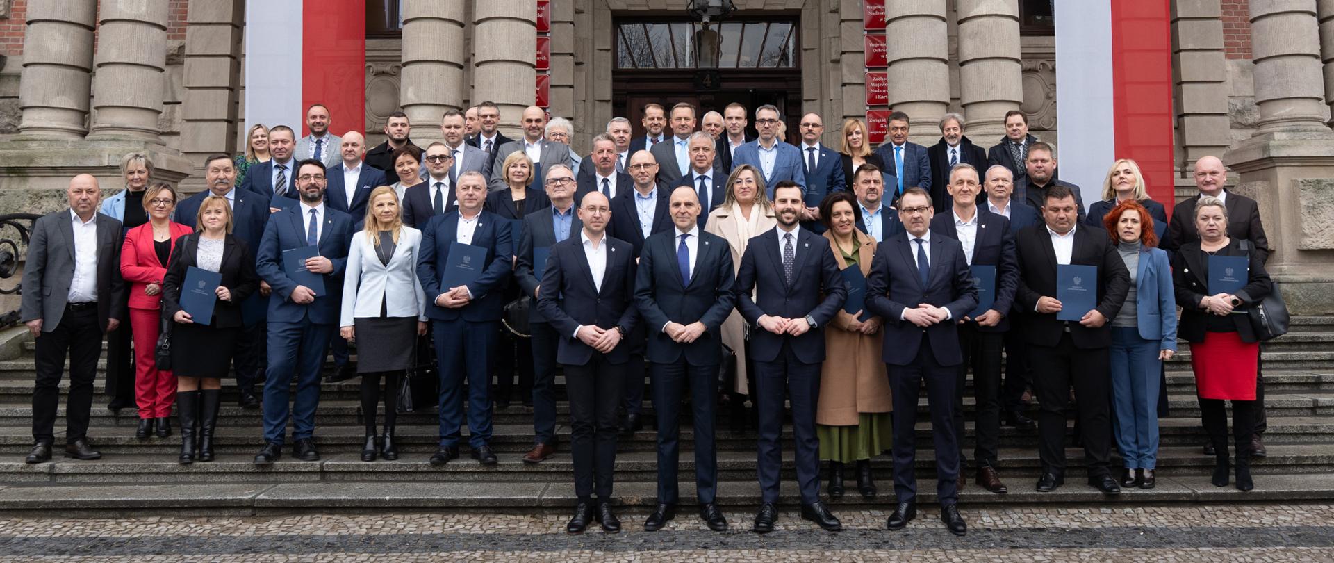 wojewodowie i samorządowcy przed wejściem do budynku ZUW