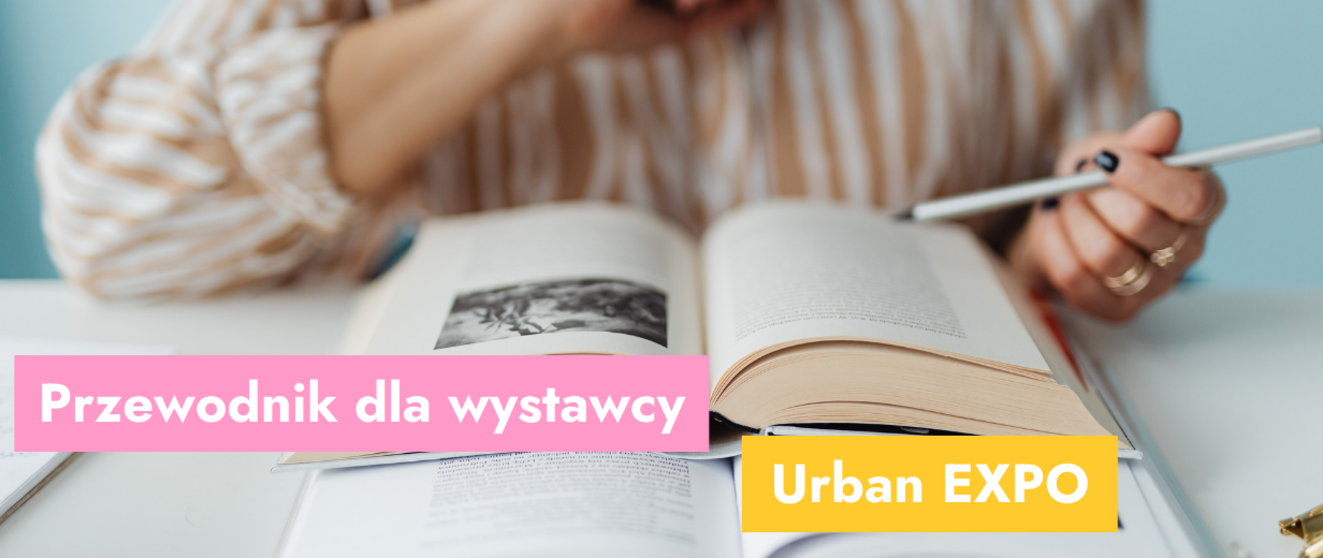 Na zdjęciu kobieta siedząca nad podręcznikiem z ołówkiem w dłoni oraz tekst: Przewodnik dla wystawcy Urban EXPO.