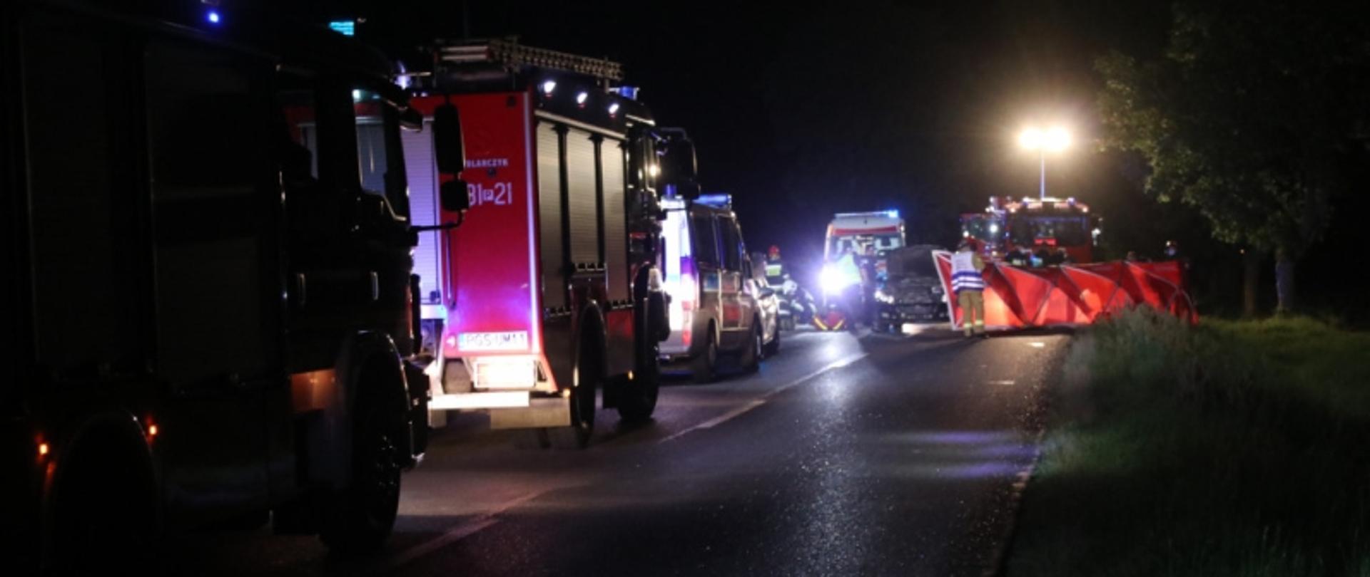 Zdjęcie przedstawia służby ratownicze podczas działań przy wypadku drogowym.