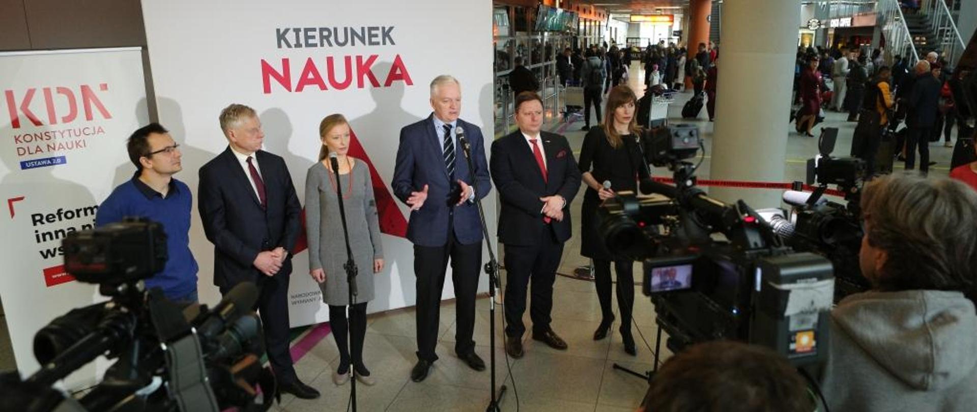 Minister Gowin i przedstawiciele NAWA na lotnisku Chopina