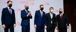 Premierzy państw grupy wyszehradzkiej i przewodniczący Rady Europejskiej na tle ścianki z logiem prezydencji Polski w Grupie Wyszehradzkiej.