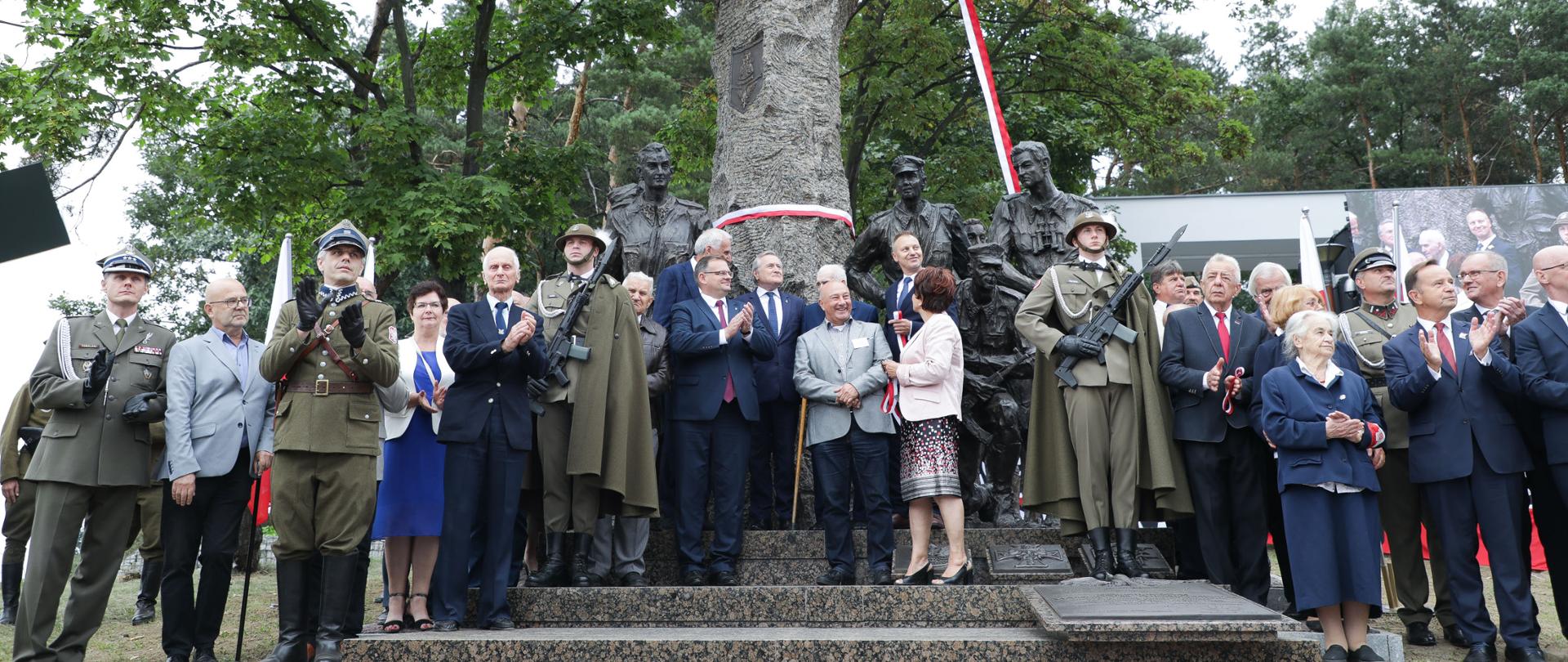 Uroczystość odsłonięcia i poświęcenia Pomnika Żołnierzy Wyklętych w Mielcu, fot. Danuta Matloch