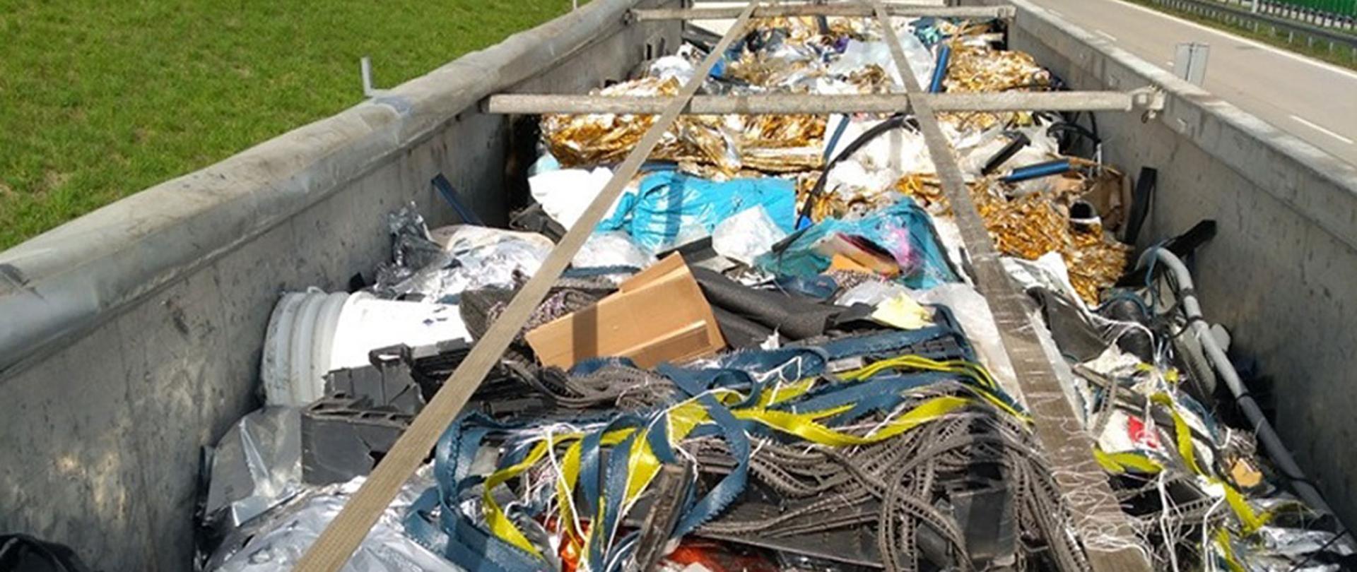 Widok z góry na naczepę z zatrzymanymi odpadami.