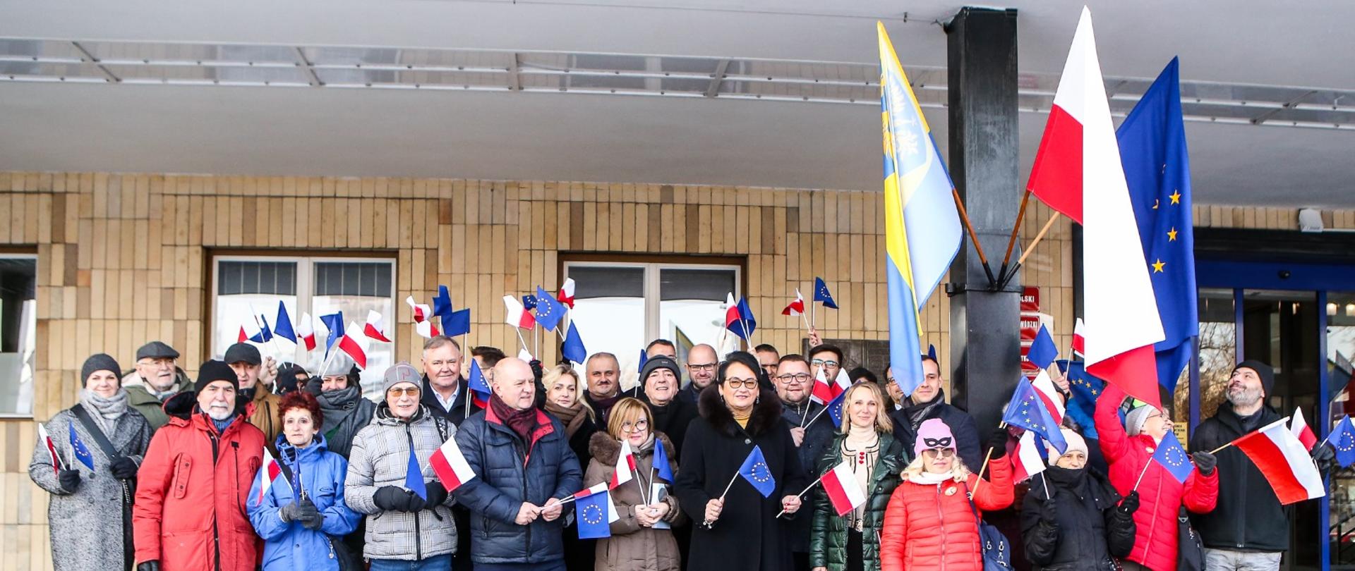 Powrót falg UE na budynek OUW i otwarcie bramek 