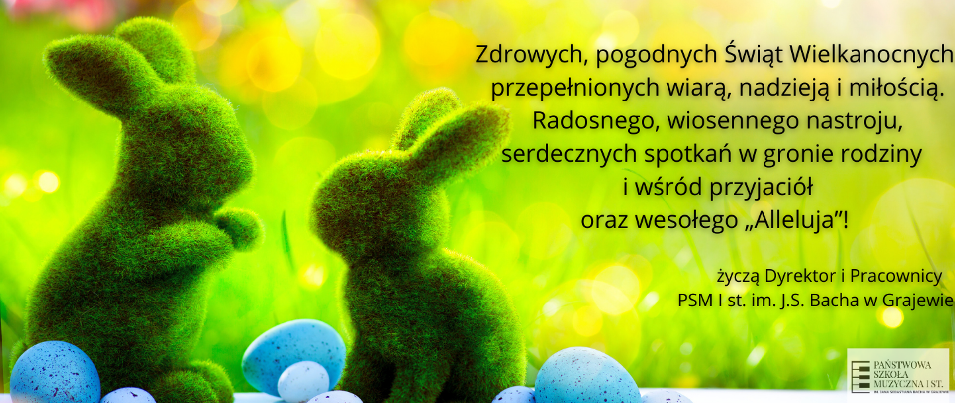 Po lewej stronie umieszczono dwa zielone, trawiaste zajączki skierowane pyszczkami w swoja stronę. Wokół nich dostrzec można białe, wielkanocne pisanki. U Po prawej dołączono życzenia wielkanocne od Dyrektora i Pracowników PSM I st. im. Jana Sebastiana Bacha w Grajewie. W prawym dolnym rogu zamieszczono logo szkoły. 