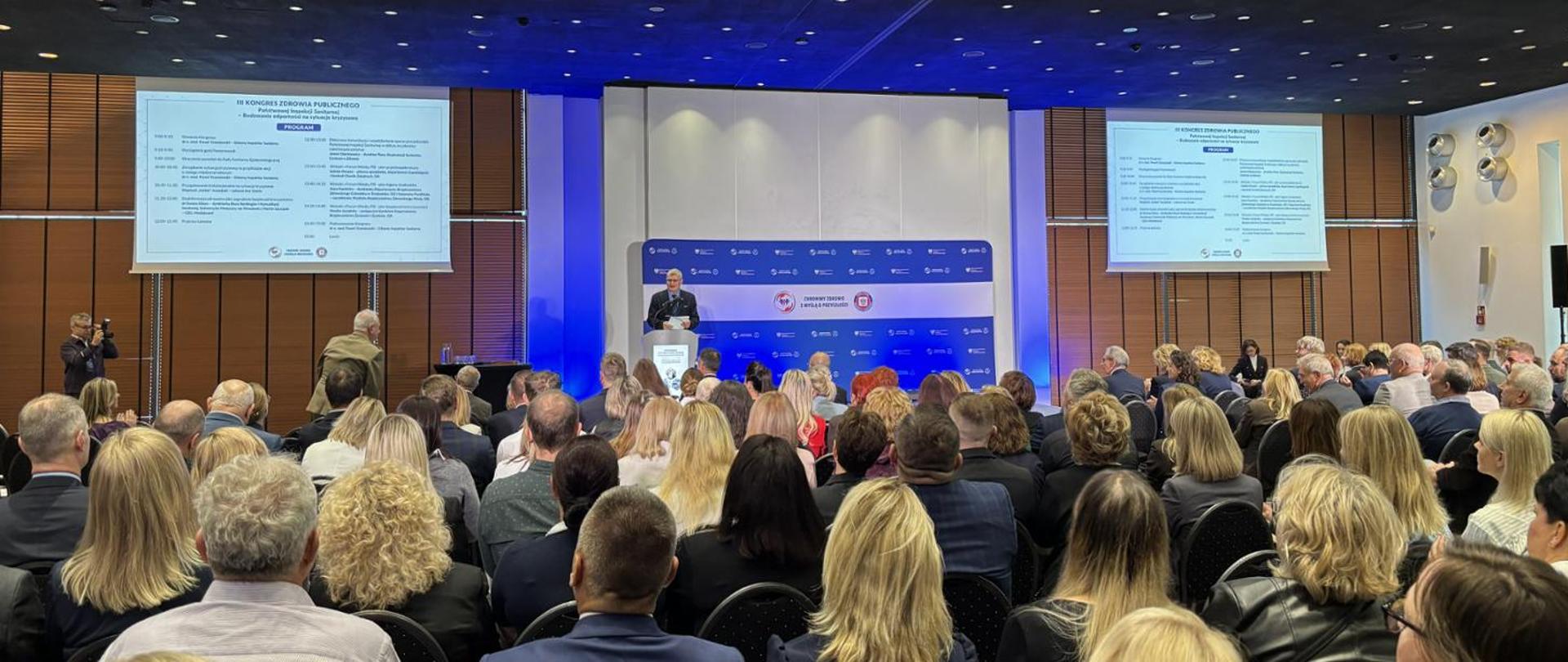 2 października odbył się w Warszawie III Kongres Zdrowia Publicznego Państwowej Inspekcji Sanitarnej zorganizowany przez Główny Inspektorat Sanitarny.
W wydarzeniu wzięli udział przedstawiciele jednostek Państwowej Inspekcji Sanitarnej z całej Polski. Gościliśmy także reprezentantów Ministerstwa Zdrowia, jednostek naukowo-badawczych i środowisk związanych ze zdrowiem publicznym.