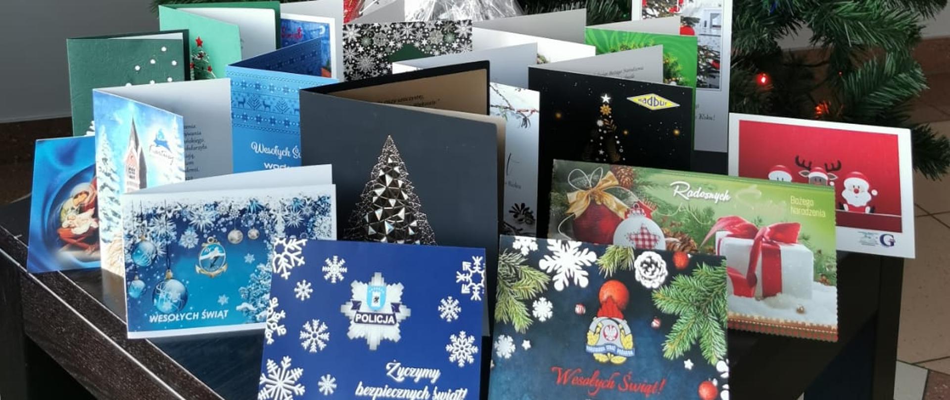 Ustawione na stoliku kartki z życzeniami świątecznymi