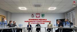 spotkanie dotyczące podsumowania działalności Komendy Miejskiej Państwowej Straży Pożarnej za 2021 r.
Uczestniczyli: Komendant Miejski PSP w Jastrzębiu-Zdroju st. bryg. Wojciech Piechaczek, Prezydent Miasta Jastrzębie-Zdrój Anna Hetman, Przewodniczący Rady Miasta Piotr Szereda, funkcjonariusze
tut. Komendy oraz druhowie OSP z terenu Miasta Jastrzębie-Zdrój.