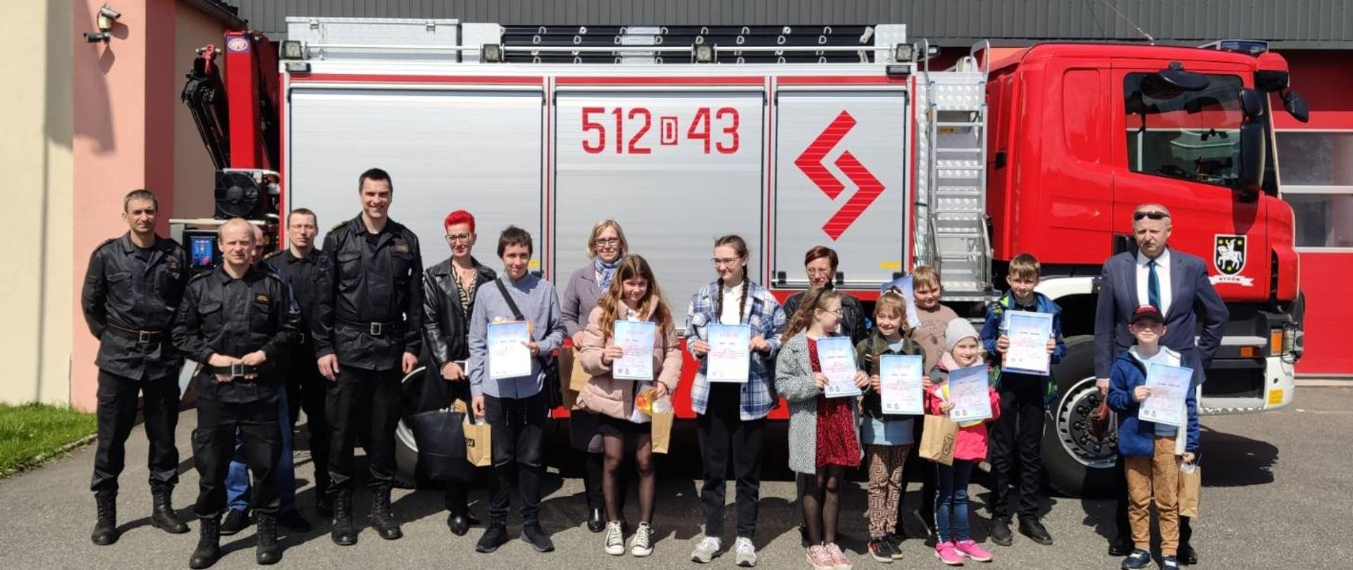 Na zdjęciu widoczni są uczestnicy eliminacji powiatowych konkursu wiedzy pożarniczej, opiekunowie oraz komisja konkursowa wraz z Komendantem Powiatowym PSP w Oleśnicy. 