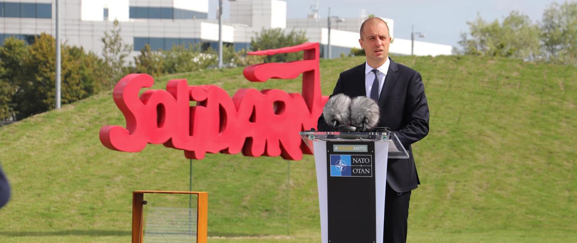 Ambassador Szatkowski in front of Solidarity Logo