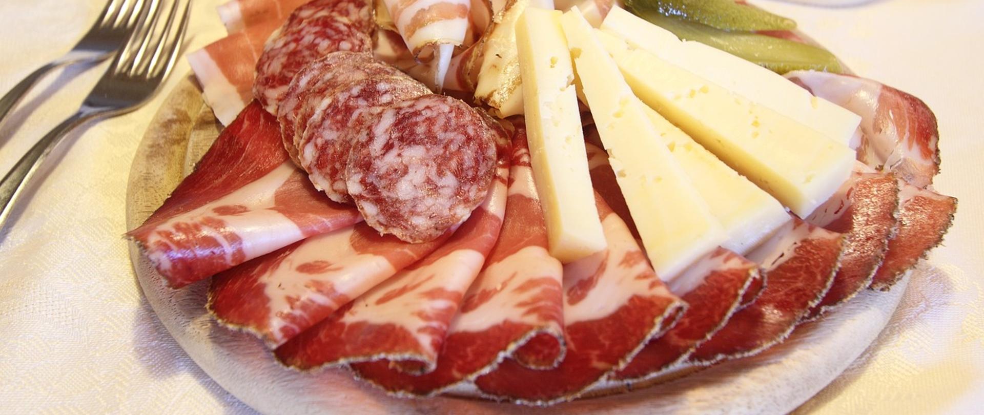 Różne gatunki wędliny