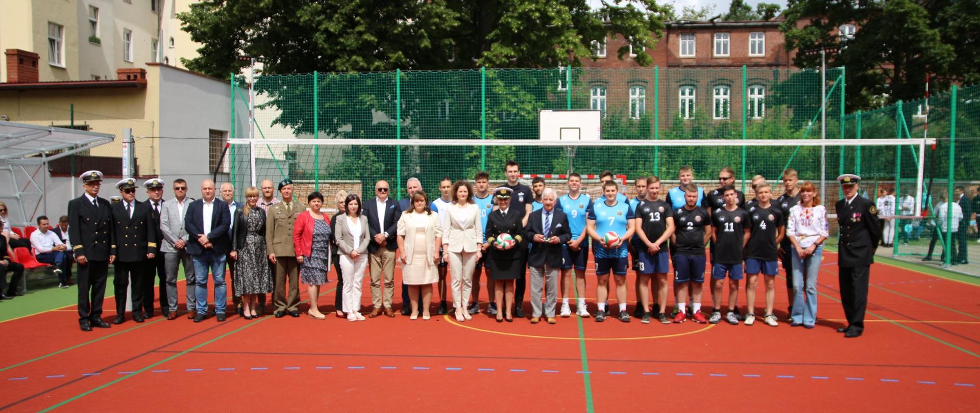 Otwarcie boiska w Kędzierzynie-Koźlu wraz z przedstawicielami władz powiatu kędzierzyńsko-kozielskiego