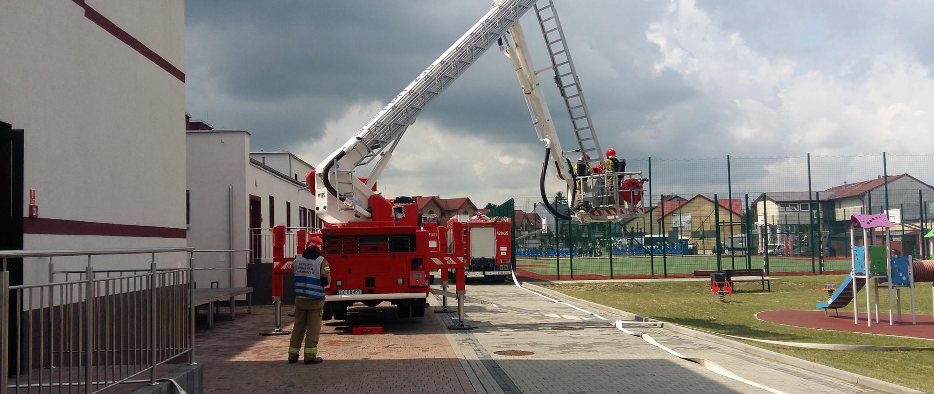 Ćwiczenia strażaków na obiekcie szkoły podstawowej