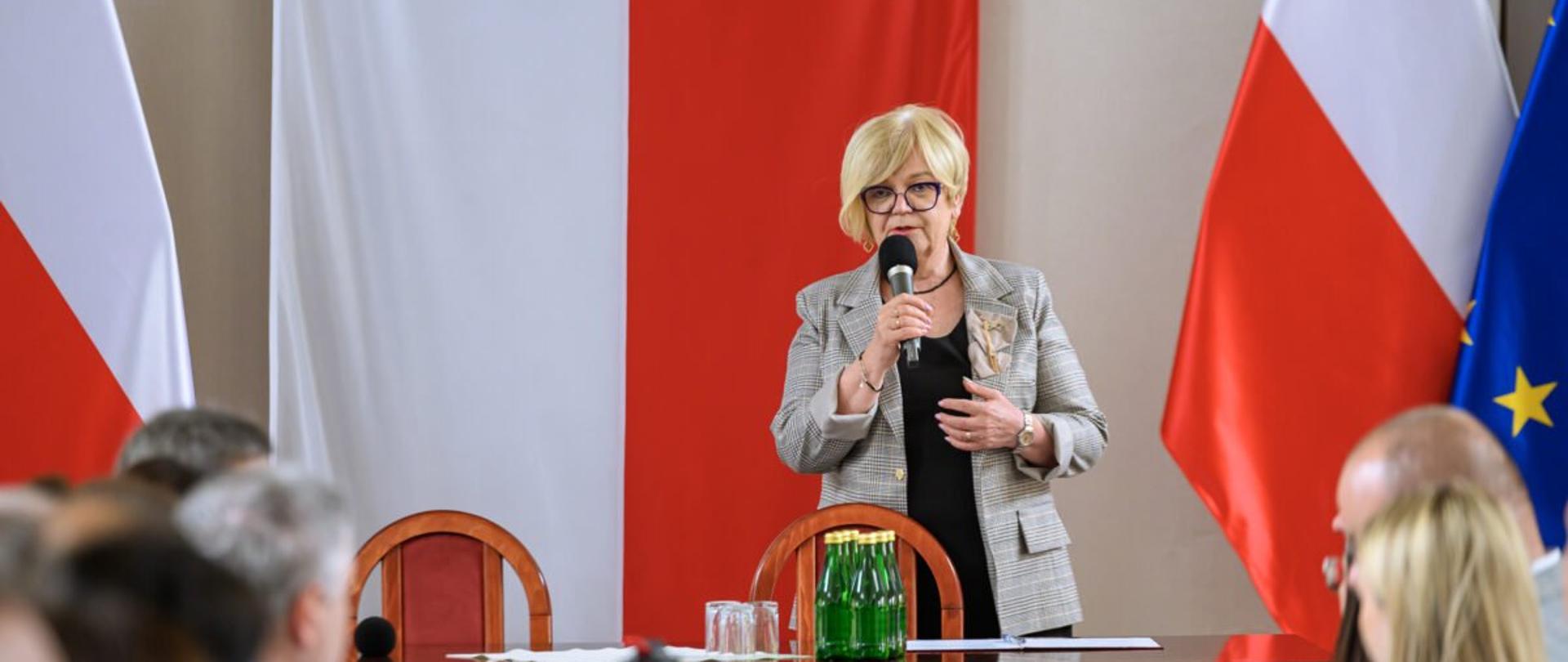 Zdjęcie przedstawia wojewodę podkarpackiego Teresę Kubas-Hul przemawiającą podczas spotkania z samorządami