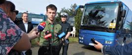 - Już wiemy od funkcjonariuszy Inspekcji Transportu Drogowego, że każdy z podstawionych autokarów jest sprawny, kierowcy mają niezbędne uprawnienia i są należycie przygotowani do wyjazdu. Odpowiadam za bezpieczeństwo wypoczynku 133 uczestników obozu i jest to dla mnie bardzo ważna informacja. To jasny sygnał, że możemy śmiało wsiadać do pojazdów i zacząć korzystać z letniego wypoczynku. Na pewno będziemy prosić Inspekcję Transportu Drogowego o takie kontrole przed kolejnymi wyjazdami – powiedział podczas briefingu prasowego podharcmistrz Oskar Ozimski, komendant obozu z Hufca ZHP Radom – Miasto.