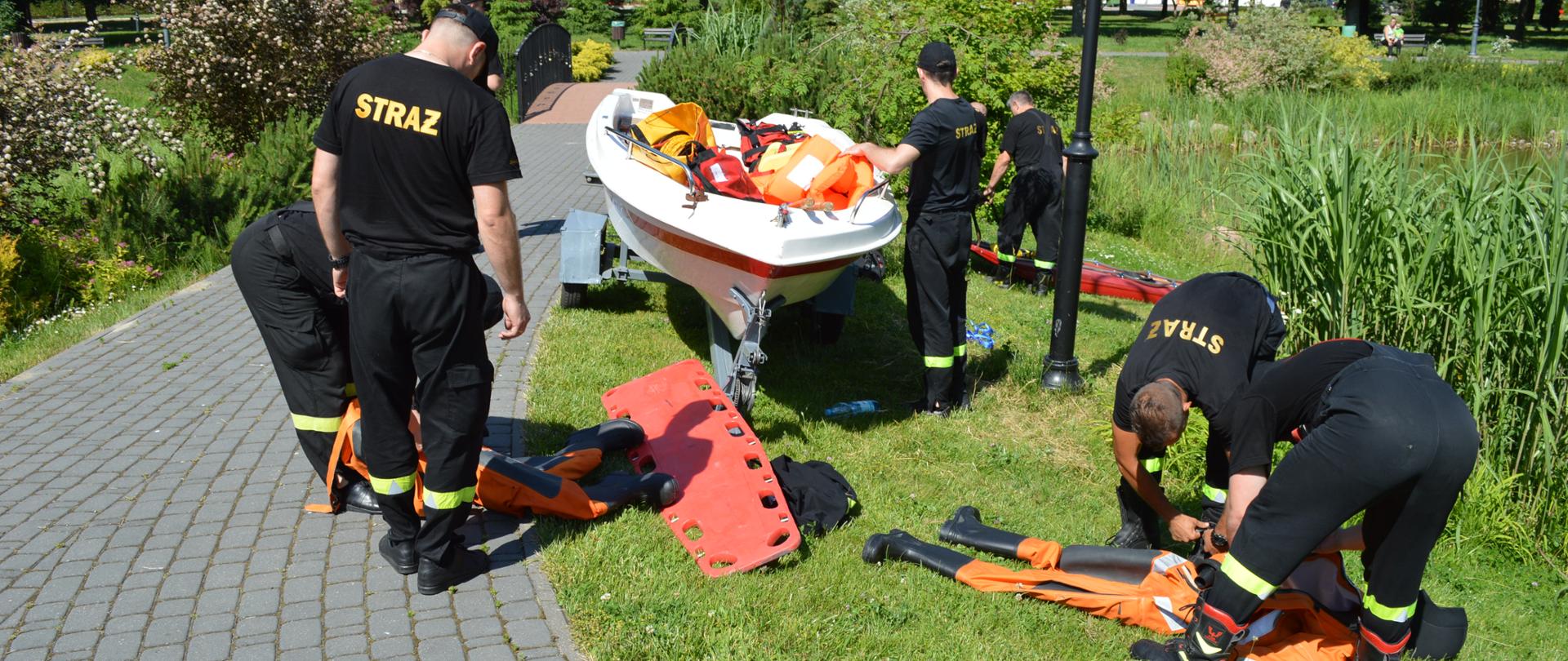 Strażackie ćwiczenia na akwenie wodnym