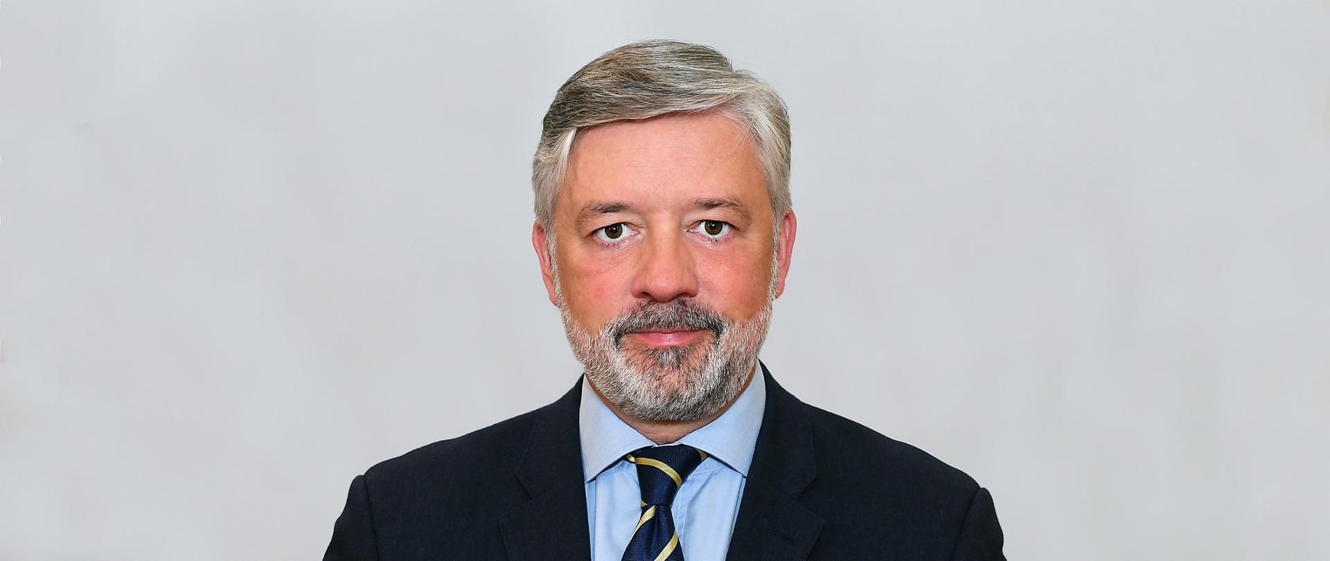 Członek Rady Filip Czernicki w garniturze.