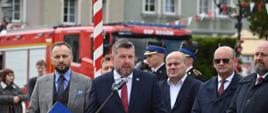 Samorządowcy powiatu wodzisławskiego z mównicy dziękują strażakom za ich trud i pracę