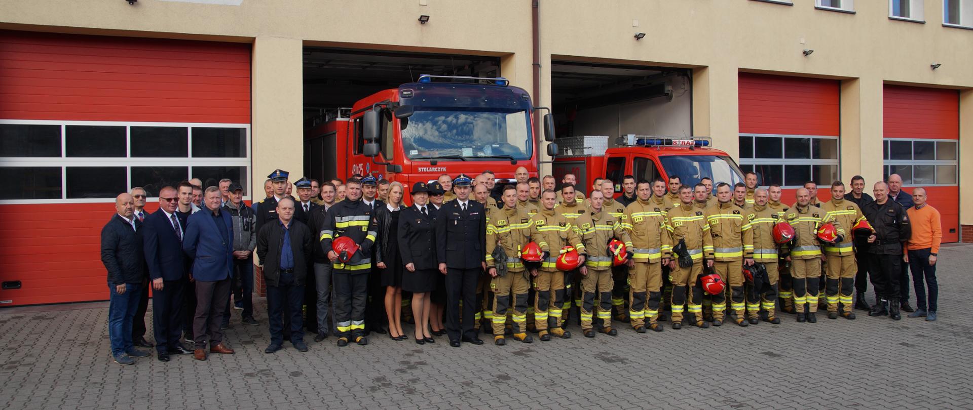 Zdjęcie przedstawia funkcjonariuszy i pracowników KP PSP Krotoszyn oraz emeryci pożarnictwa