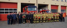 Zdjęcie przedstawia funkcjonariuszy i pracowników KP PSP Krotoszyn oraz emeryci pożarnictwa