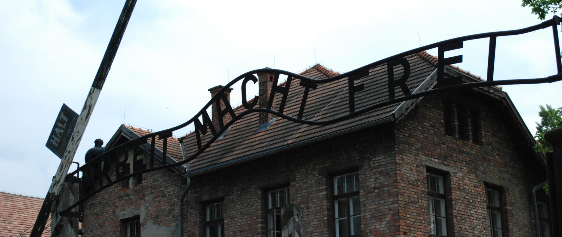 brama Muzeum w Auschwitz-Birkenau z napisem arbeit macht frei