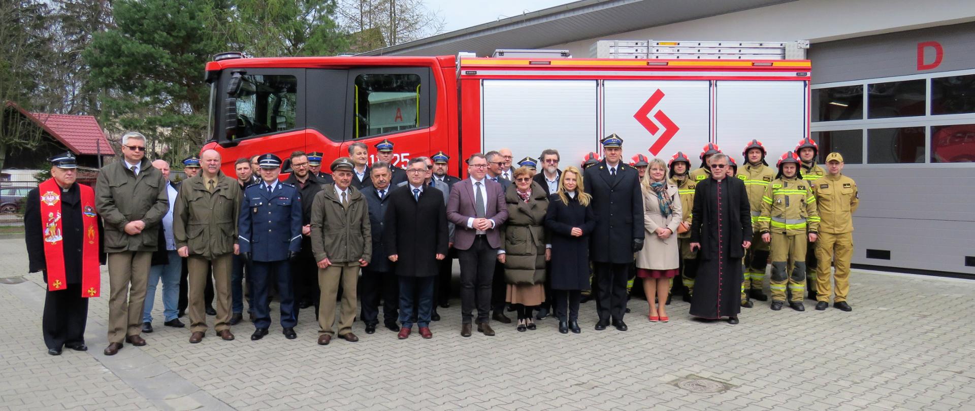 Przekazanie samochodu i budynku garażowego