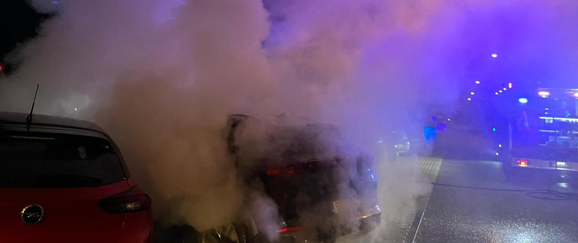 Dym wydobywający się z samochodu
