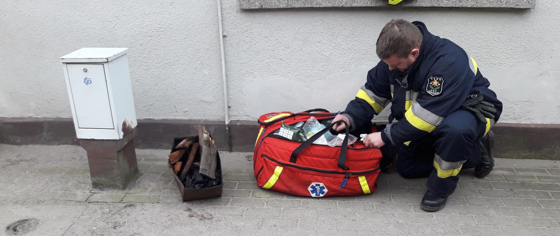 STRAŻAK Z TORBĄ MEDYCZNĄ