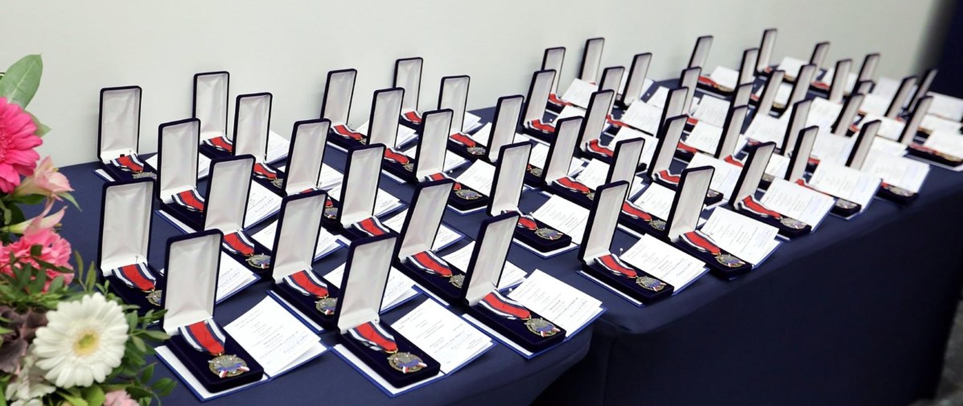 Na stole ułożone medale, które zostaną wręczone