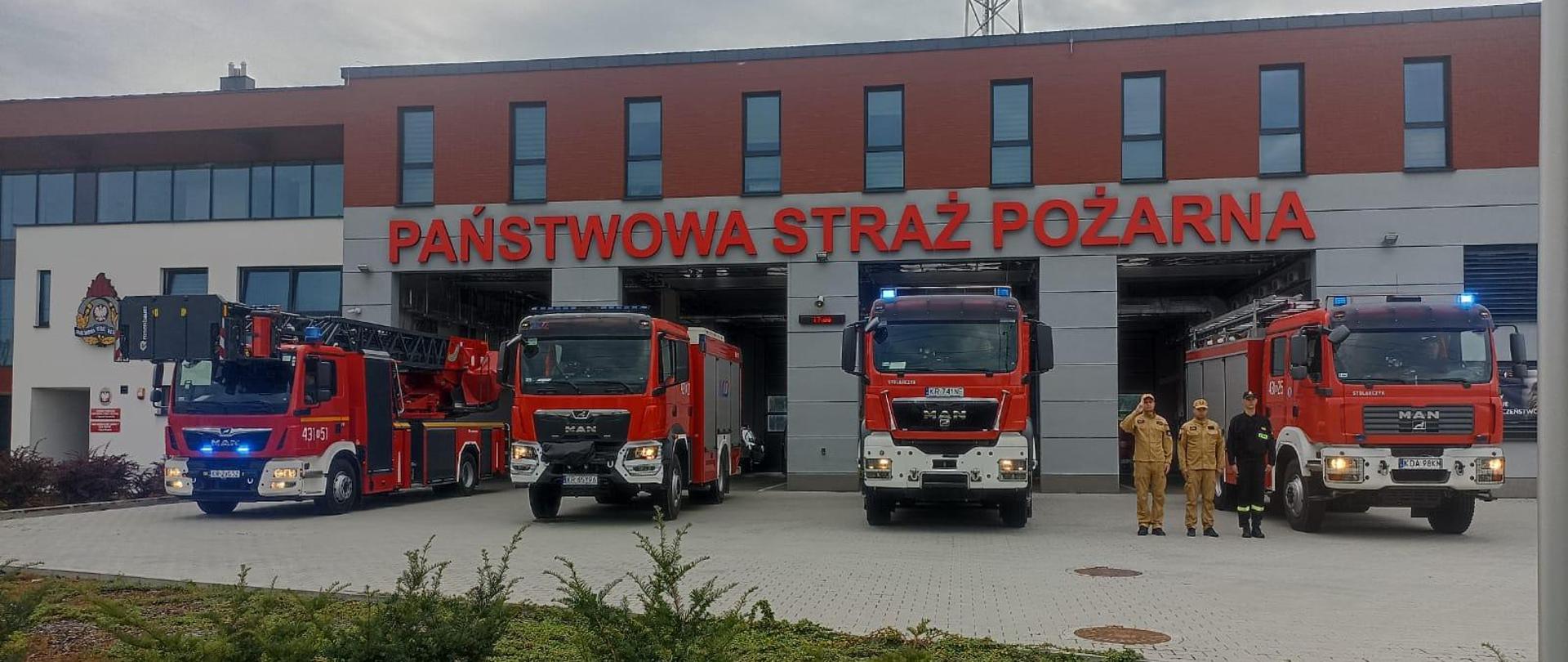 Na zdjęciu strazacy przed strażnicą