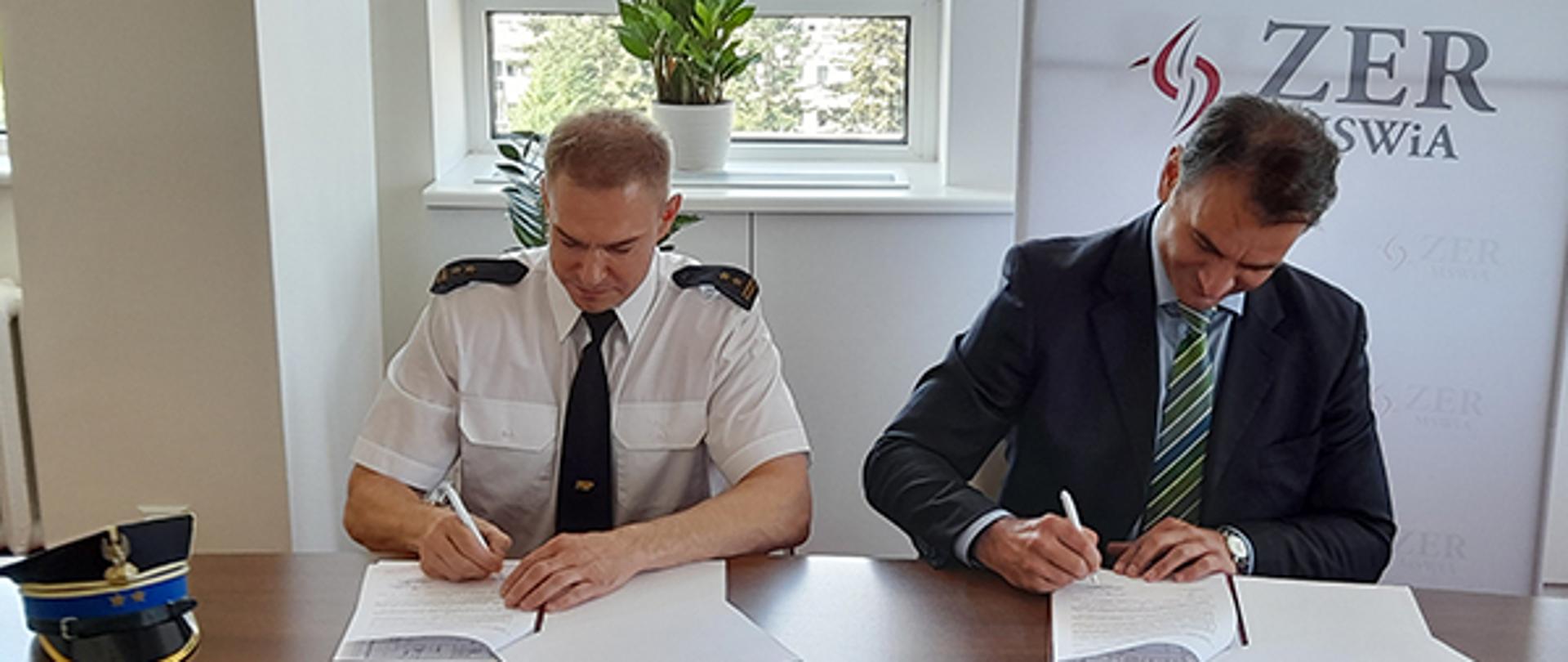 Na zdjęciu jest Pan Jarosław Socha, Zastępca Dyrektora ds. Administracyjno-Informatycznych Zakładu Emerytalno-Rentowego Ministerstwa Spraw Wewnętrznych i Administracji oraz brygadier mgr inż. Marek Fiutka, Komendant Miejski Państwowej Straży Pożarnej w Lublinie, którzy podpisują porozumienie o współpracy.