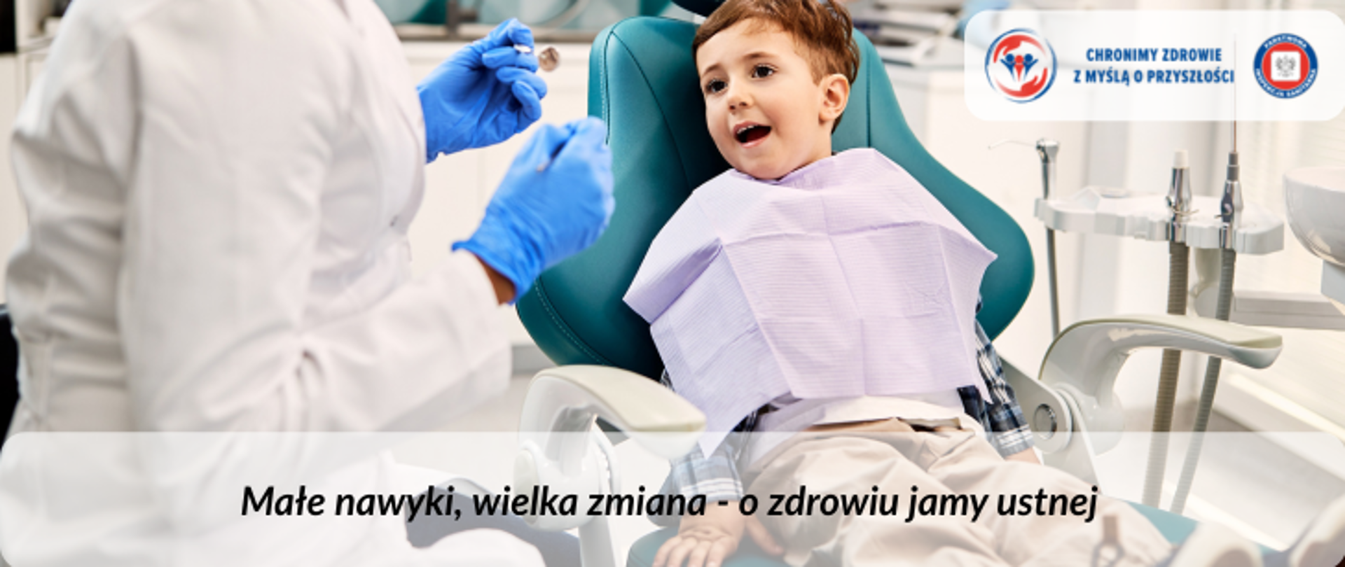 Na grafice dziecko podczas kontroli jamy ustnej u stomatologa. Na dole napis Małe nawyki wielka zmiana - o zdrowi jamy ustnej. W lewym górnym logo Państwowej Inspekcji Sanitarnej wraz z hasłem chronimy zdrowie z myślą o przyszłości