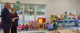 Wojewoda Lubuski rozmawia z dyrektor placówki w jednej z sal. Widok na zabawki i wyposażenie