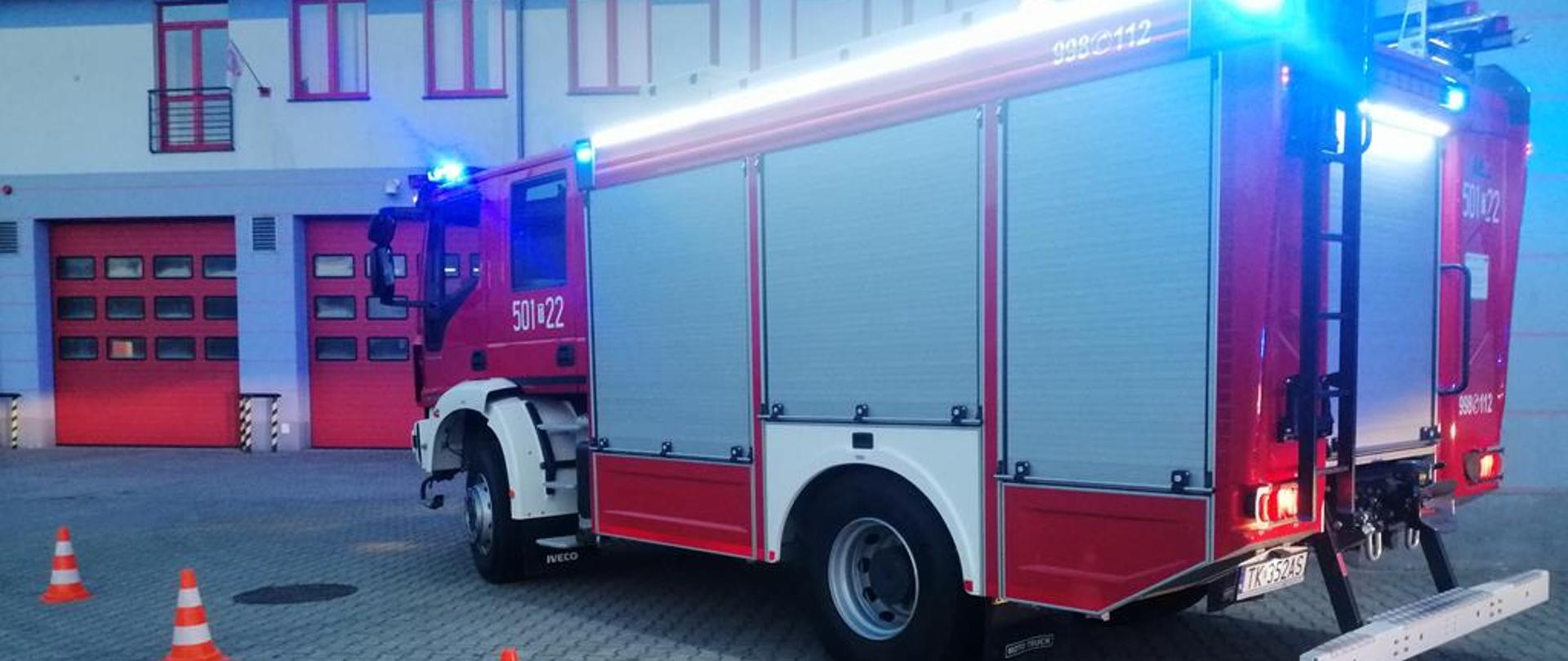 Funkcjonariusze KP PSP w Staszowie w trakcie szkolenia z zasad bezpieczeństwa w ruchu drogowym