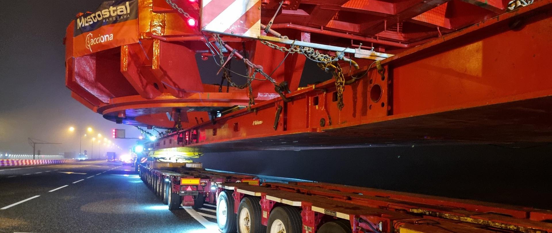 Transport kolejnych części maszyny TBM przez województwo śląskie