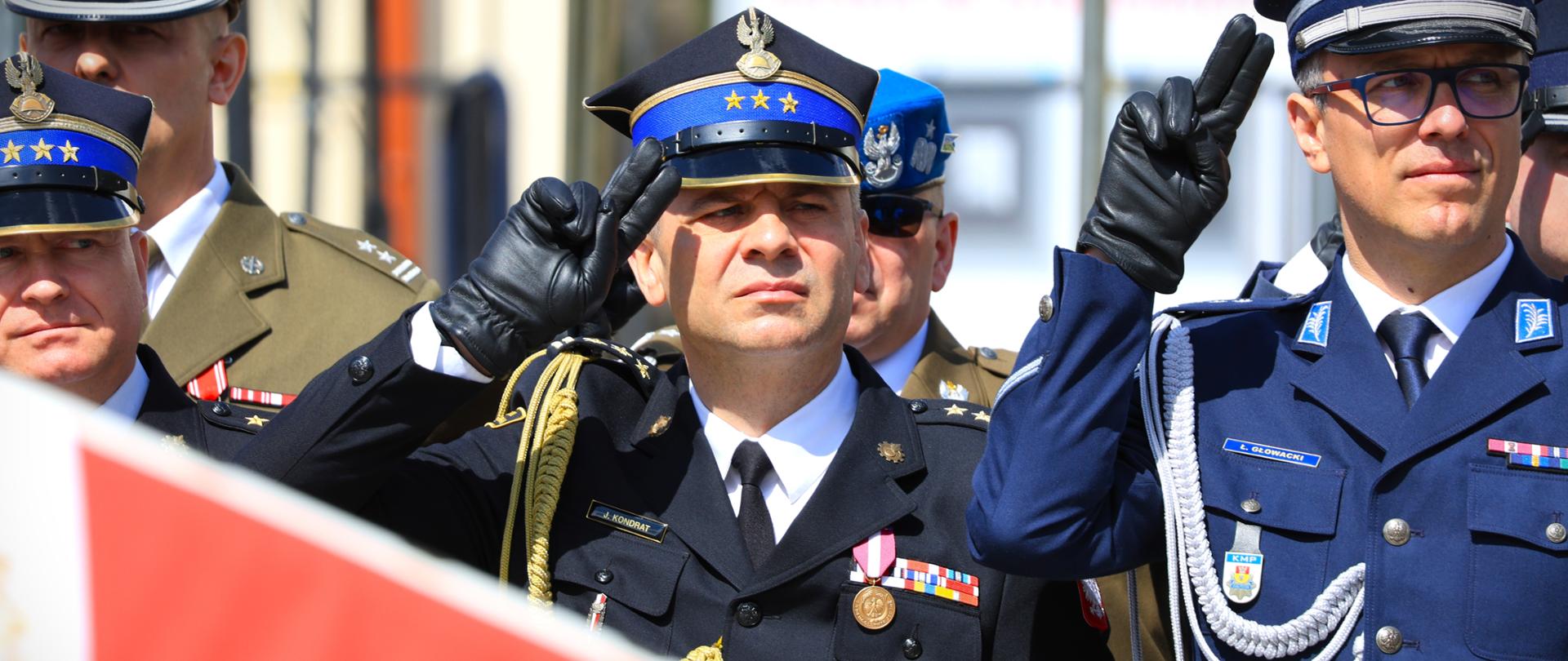 Podlaski Komendant Wojewódzki Państwowej Straży Pożarnej - st. bryg. Janusz Kondrat uczestniczył podczas uroczystych obchodów z okazji Święta Narodowego 3 Maja. - na zdjęciu oddaje hołd sztandarom 