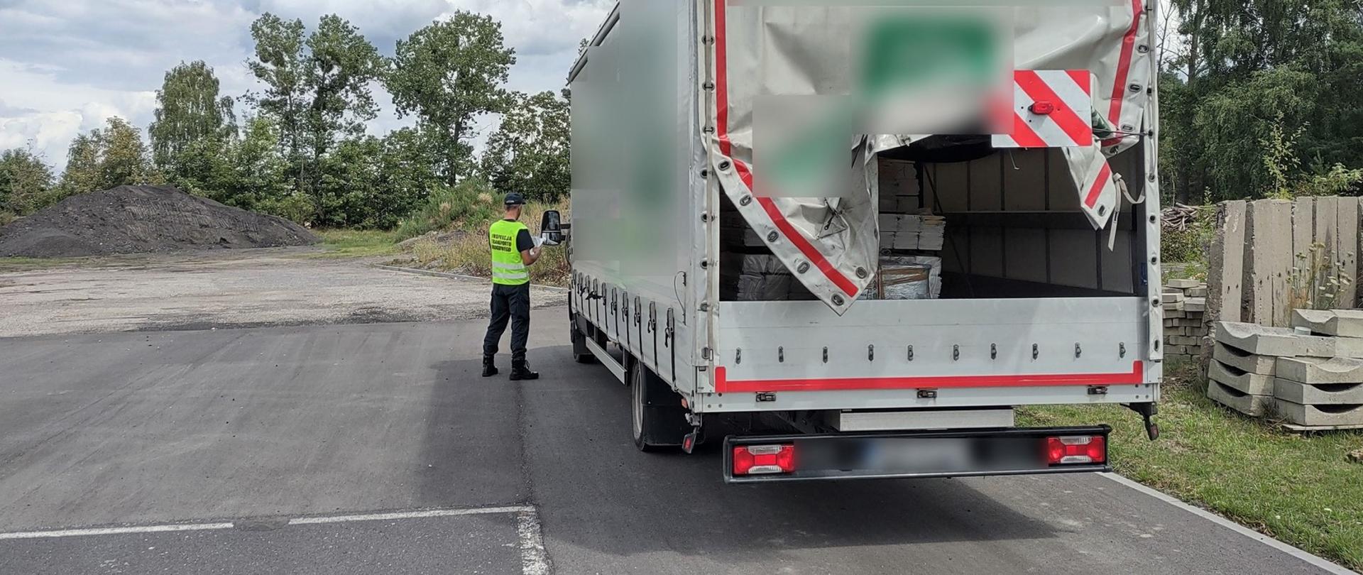 Przy ładowności pojazdu 0,39 t kierowca przewoził ładunek o wadze 2,89 t, przekraczając ładowność o 2,5 t, czyli o ponad 700 proc. 