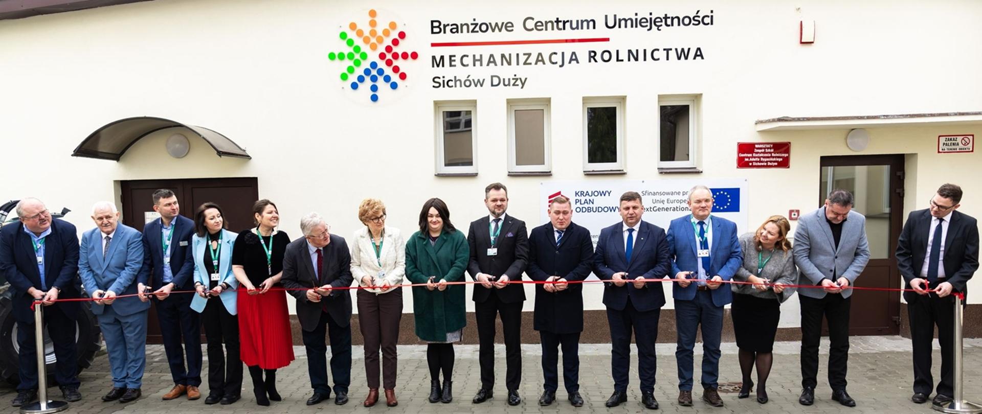 Goście przecinają wstęgę podczas uroczystego otwarcia BCU w Sichowie Dużym
