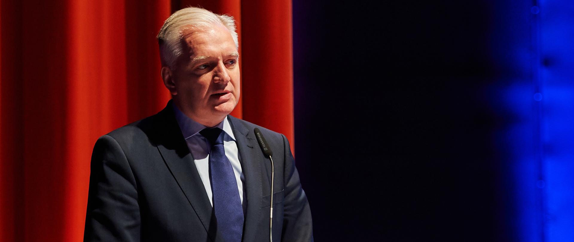 Na zdjęciu widać wicepremiera Jarosława Gowina przemawiającego na scenie.