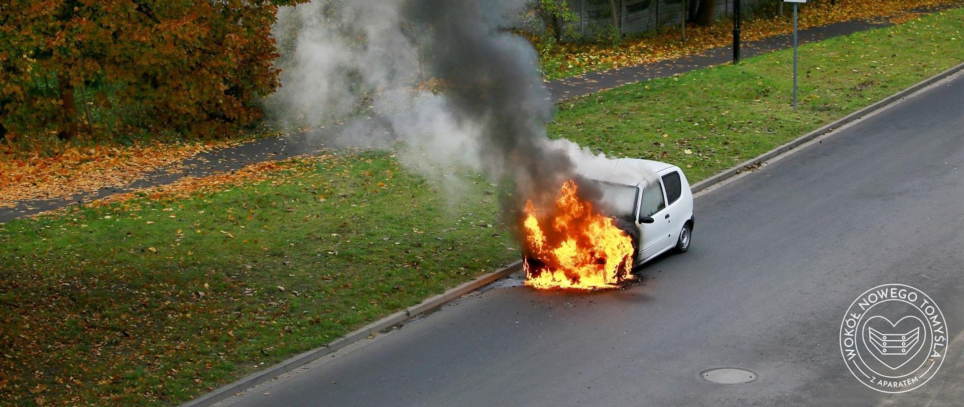 Palący się Fiat Seicento na ulicy.
