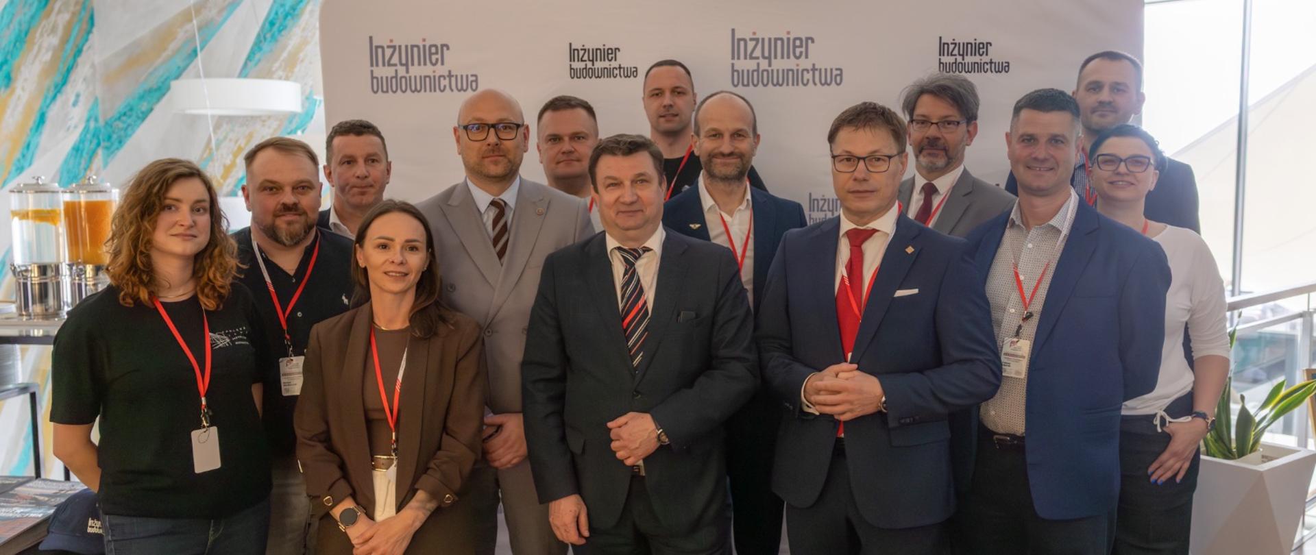 Dyrektor Biura Wojewody Tobiasz Puchalski oraz Jacek Szer - przewodniczący Rady Łódzkiej Okręgowej Izby Inżynierów Budownictwa wspólnie z uczestnikami konferencji 