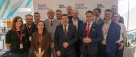 Dyrektor Biura Wojewody Tobiasz Puchalski oraz Jacek Szer - przewodniczący Rady Łódzkiej Okręgowej Izby Inżynierów Budownictwa wspólnie z uczestnikami konferencji 