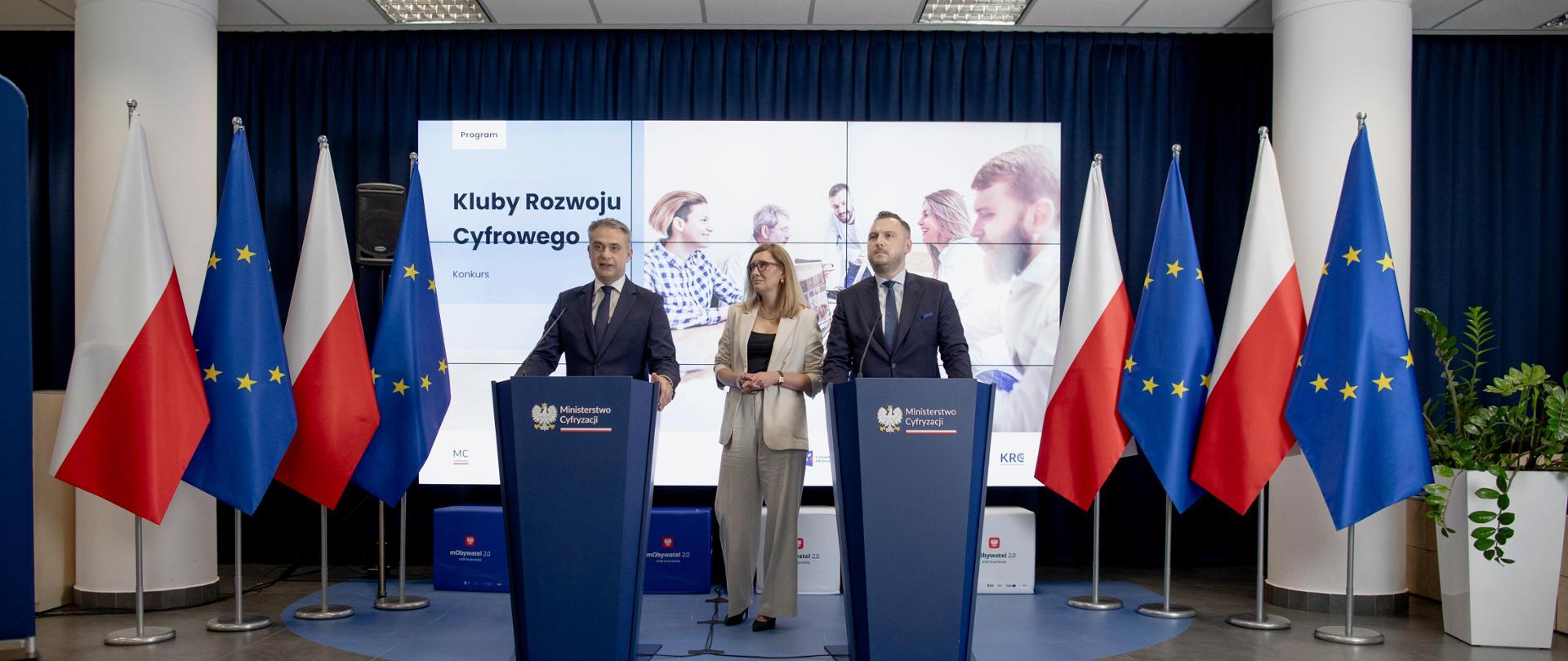 Wicepremier Krzysztof Gawkowski i wiceminister Konrad Wojnarowski na konferencji prasowej Ministerstwa Cyfryzacji dotyczącej startu programu „Kluby Rozwoju Cyfrowego”