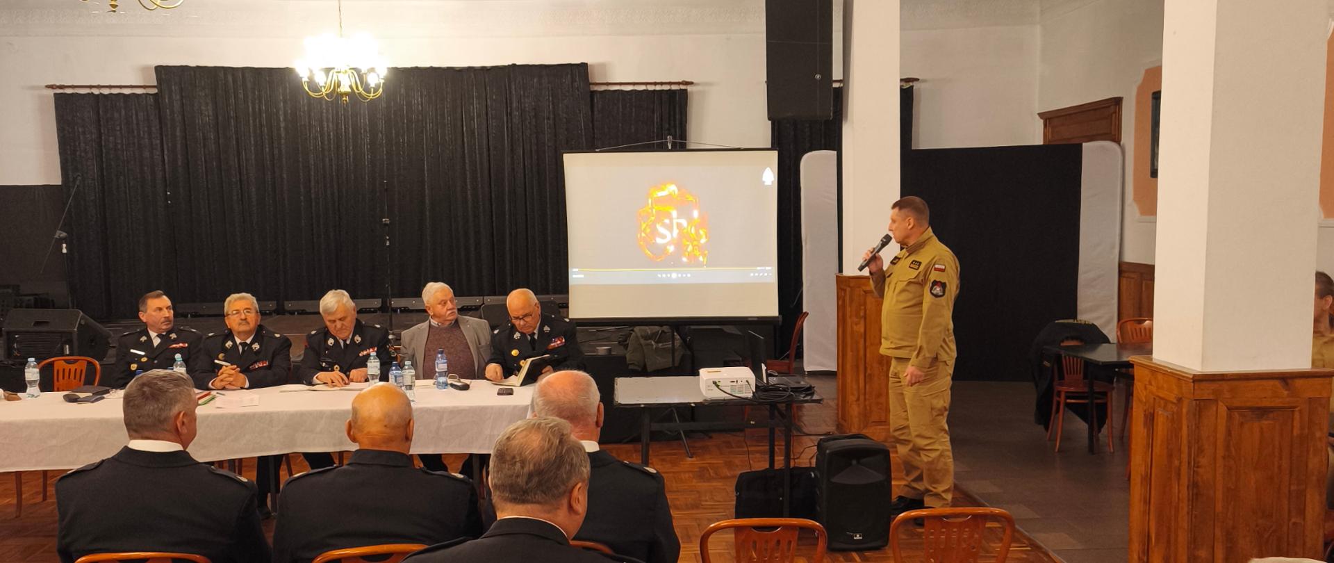 Komendant Powiatowy PSP omawiający współpracę OSP i PSP