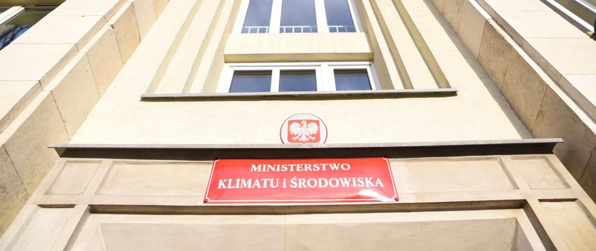 Over two years of action for the climate, the environment and security. The photo shows part of the headquarters of the Ministry of Climate and Environment. In the foreground, there is a red plaque bearing the name of the ministry.