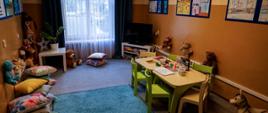 Pomieszczenie nowego punktu recepcyjnego wyposażonego w stoliki, zabawki dla dzieci.