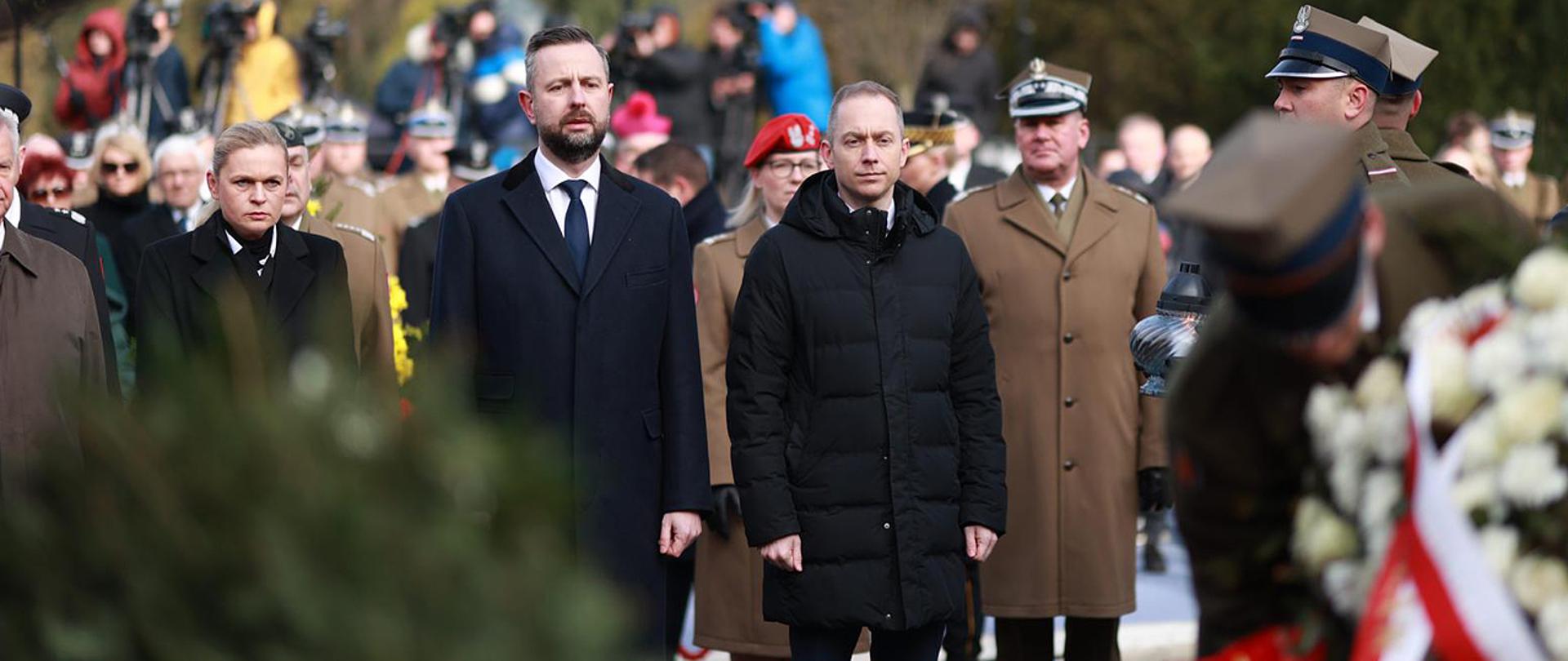 10 kwietnia 2025 r. w Warszawie, wicepremier-szef MON Władysław Kosiniak-Kamysz, wziął udział w obchodach upamiętniających katastrofę lotniczą pod Smoleńskiem. Złożył wiązanki kwiatów przed pomnikiem ofiar katastrofy lotniczej pod Smoleńskiem, grobie Stanisława Jerzego Komorowskiego (Cmentarz na Powązkach Cywilnych), na grobie Jerzego Szmajdzińskiego (Cmentarz na warszawskim Wilanowie) oraz przed tablicą poświęconą Prezydentowi RP, Zwierzchnikowi Sił Zbrojnych Lechowi Kaczyńskiemu i Jego Małżonce Marii Kaczyńskiej oraz ofiarom katastrofy samolotu Tu-154M związanym z wojskiem i resortem obrony. Fot. MON
