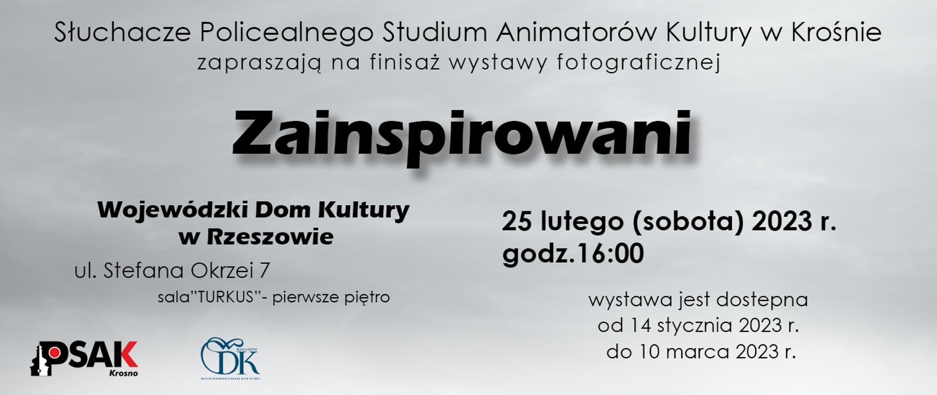 Plakat informujący o wystawie fotograficznej pt. Zainspirowani. Na plakacie są informacje o miejscu wystawy czyli Wojewódzki Dom Kultury w Rzeszowie oraz nazwa wystawy. Poniżej daty: wystawa dostępna od 14 stycznia do 10 marca 2023 r. , 25 lutego 2023 r. spotkanie z autorami. Na dole loga WDK Rzeszów oraz Studium. Plakat ma kolorystykę jasno szarą i czarne napisy.