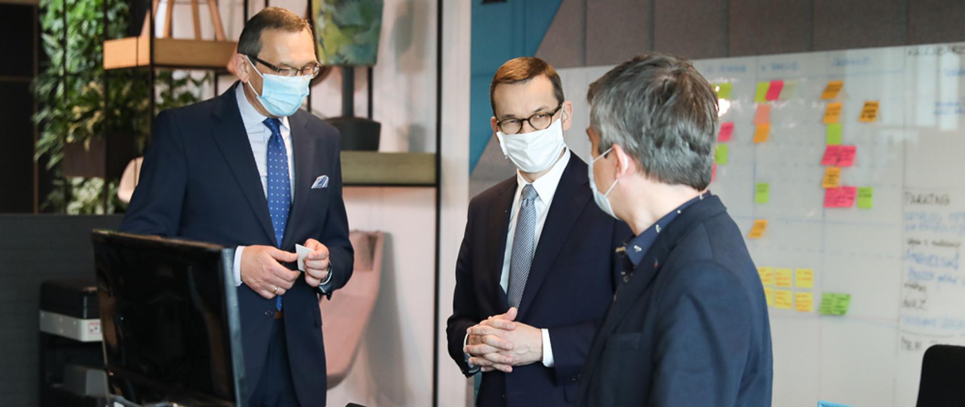 Premier Mateusz Morawiecki rozmawia z pracownikami firmy.